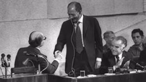 Tổng thống Ai Cập Anwar Sadat (giữa) trong chuyến đi đến Israel.