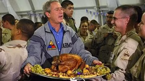 Tổng thống George W. Bush cùng dự lễ Tạ ơn với binh sĩ Mỹ ở Iraq năm 2003.