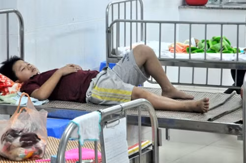 Cháu Văn đang điều trị tại Khoa Hồi sức Bệnh viện Nhi Quảng Nam.