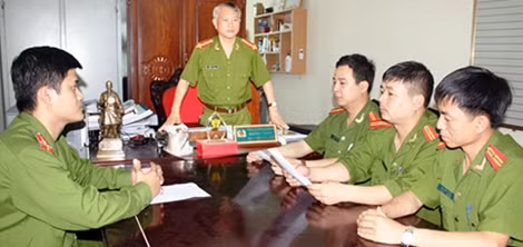 Đại tá Phạm Hoài Nam chủ trì một cuộc họp án.