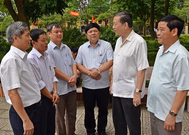 Bộ trưởng Tô Lâm với các cử tri (Ảnh: Xuân Bình)