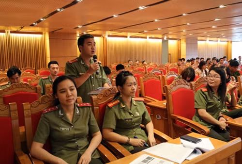 Đồng chí Trần Quang Huy, Bí thư đoàn thanh niên Báo CAND nêu câu hỏi tại buổi đối thoại