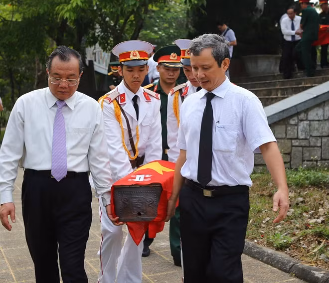 Đưa các hài cốt liệt sĩ hy sinh tại Lào về nơi an nghỉ.