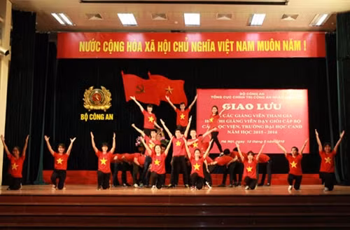 Tiết mục Dân vũ “Việt Nam ơi” do học viện ANND biểu diễn.