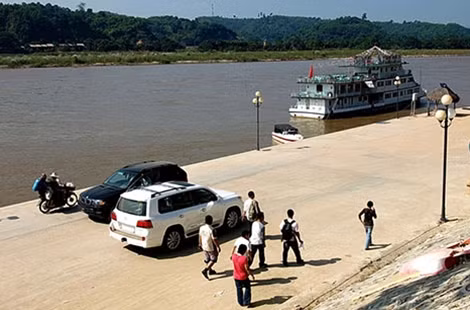 Khách chơi bài đi tàu từ Chiang Khong, Thái Lan sang Casino Kings Romans.