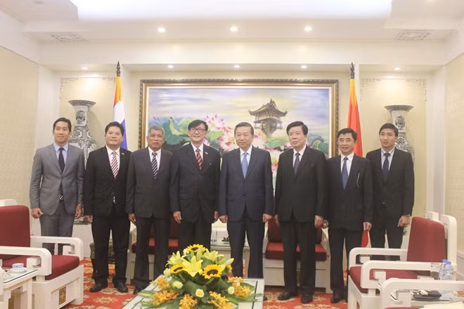 Bộ trưởng Tô Lâm chụp ảnh kỷ niệm với Đại sứ Thái Lan tại Việt Nam Manopchai Vongphakdi và các thành viên trong đoàn