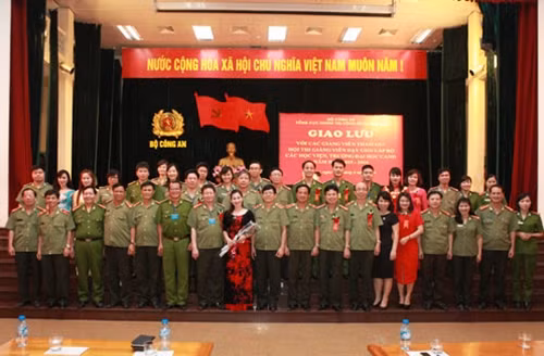 Thiếu tướng, TS Đỗ Ngọc Cẩn, Phó Tông cục trưởng Tổng cục Chính trị CAND và các đại biểu chụp ảnh lưu niệm với các giảng viên tham dự buổi giao lưu.