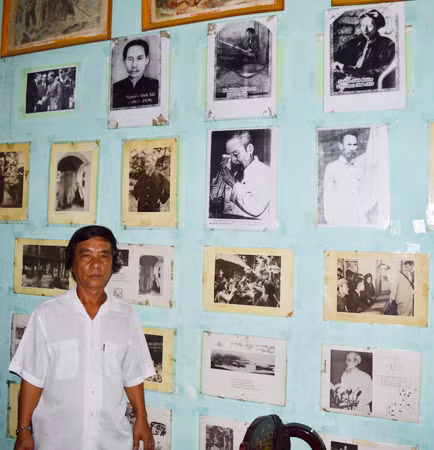 Anh Nguyễn Văn Nhung bên những tư liệu và hình ảnh về Chủ tịch Hồ Chí Minh mà anh cất công sưu tầm gần 40 năm qua… Anh Nguyễn Văn Nhung bên những tư liệu và hình ảnh về Chủ tịch Hồ Chí Minh mà anh cất công sưu tầm gần 40 năm qua…