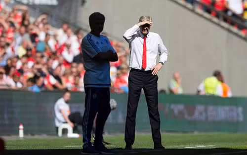 HLV Wenger (phải) đã thay đổi rất nhiều.