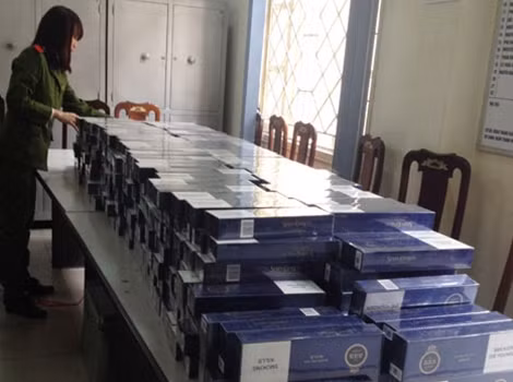 Lực lượng chức năng kiểm đếm số thuốc lá không rõ nguồn gốc.