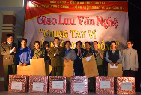 Thiếu tướng Phạm Văn Miên - Tổng Biên tập Báo CAND khen thưởng động viên các nhà hảo tâm cùng báo CAND tổ chức chương trình từ thiện với đồng bào Tây Nguyên.