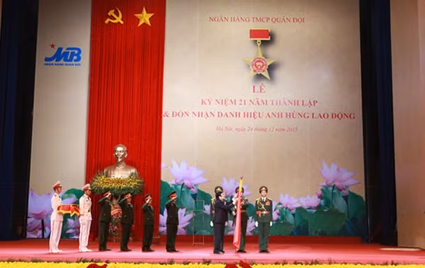 Chủ tịch nước Trương Tấn Sang gắn Huy hiệu Anh hùng lên Quân kỳ Quyết thắng của MB.