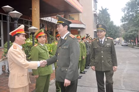 Đại tá Trần Luân (ngoài cùng bên trái) vinh dự được gặp mặt Đại tướng, Bộ trưởng Trần Đại Quang trong chuyến Bộ trưởng tới thăm và chỉ đạo công tác ở đơn vị.