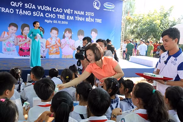 Bà Bùi Thị Hương – Giám đốc điều hành Vinamilk trao sữa cho trẻ em nghèo Bến Tre.