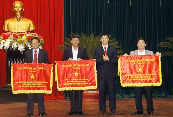 Đồng chí Nguyễn Đình Xứng – Chủ tịch UBND tỉnh trao Cờ thi đua cho 3 đơn vị và tặng Bằng khen cho các tập thể có thành tích xuất sắc trong công tác Quốc phòng – An ninh năm 2015.