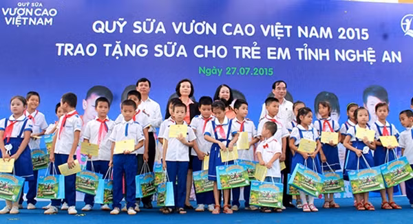 Trao sữa tại Nghệ An.