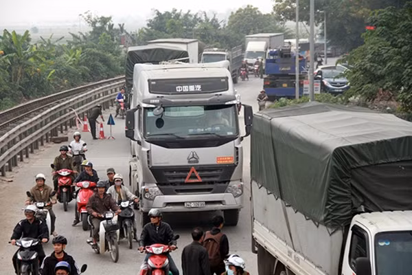 Vụ tai nạn làm giao thông bị ùn tắc.