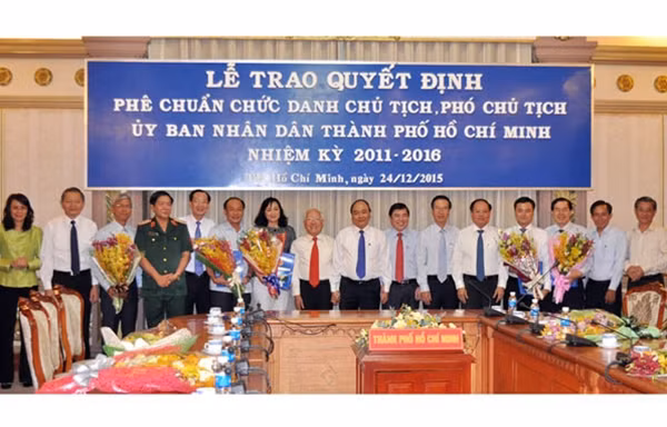 Phó Thủ tướng Nguyễn Xuân Phúc và tập thể lãnh đạo UBND thành phố.