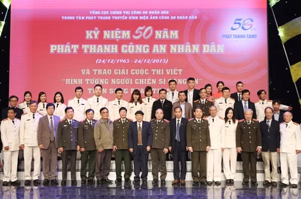 Thứ trưởng Bùi Quang Bền và các đại biểu tham dự lễ kỷ niệm.