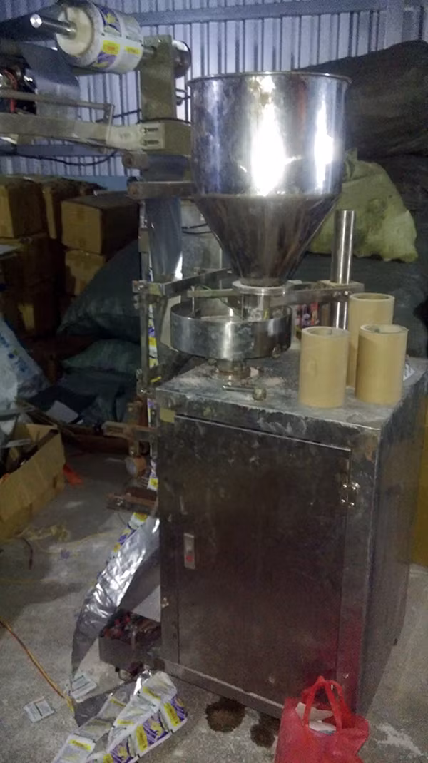 Máy dùng để sang chiết thuốc trừ sâu giả.