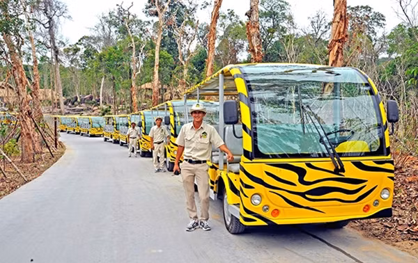 Đội ngũ hướng dẫn viên của Vinpearl Safari Phú Quốc.