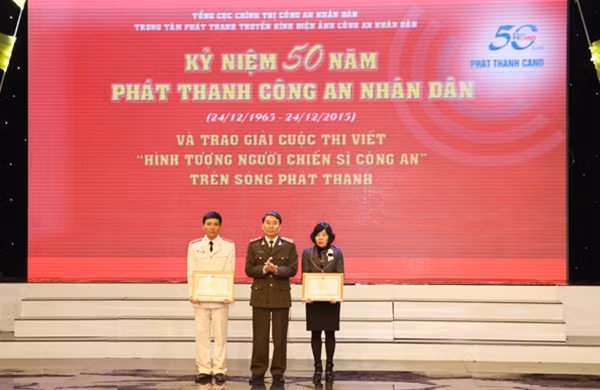 Trung tướng Trần Bá Thiều, Tổng cục trưởng Tổng cục Chính trị CAND trao bằng khen của Bộ trưởng Bộ Công an tặng tập thể Ban biên tập Phát thanh CAND và đại diện gia đình cố nghệ sĩ ưu tú Nguyễn Xuân Mỡn