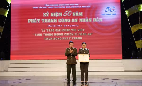 Trung tướng, Nhà văn Hữu Ước, nguyên Phó Tổng cục trưởng Tổng cục Chính trị CAND trao giải nhất cuộc thi viết "Hình tượng người chiến sĩ Công an” cho tác giả Nguyễn Thị Minh Ánh.