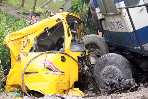 Xe tải bị tàu hất văng và đè bẹp.