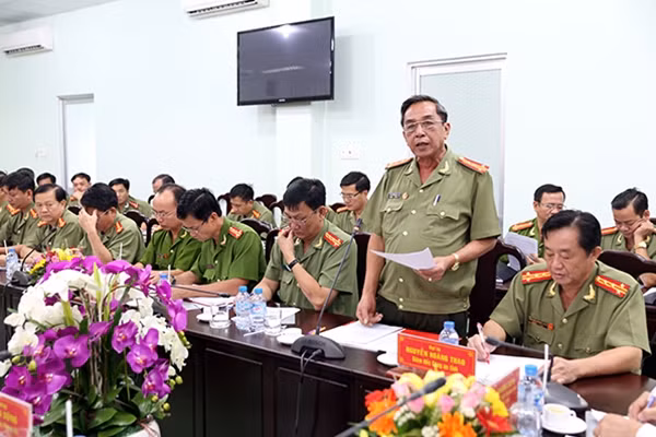 Đại tá Mai Công Danh, Phó giám đốc Công an tỉnh Bình Dương báo cáo kết quả công tác hậu cần, kỹ thuật với đoàn công tác.