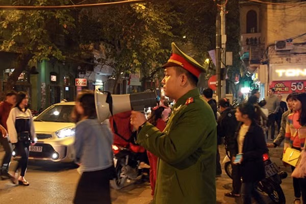 Lực lượng Công an có mặt tại các điểm “nóng” để bảo đảm ANTT cho người dân.