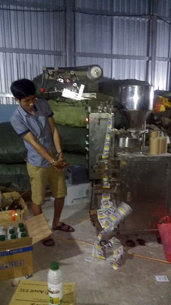 Đối tượng Anh bên máy sang chiết thuốc trừ sâu.