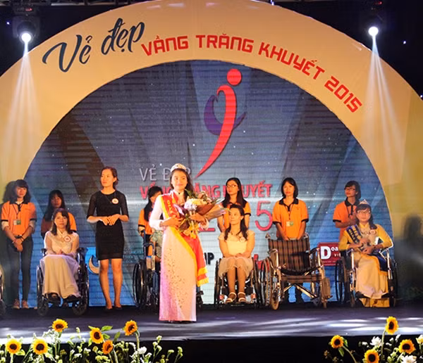 Giải Nhất “Vẻ đẹp Vầng trăng khuyết 2015” thuộc về thí sinh Nguyễn Thị Thanh Hoa.