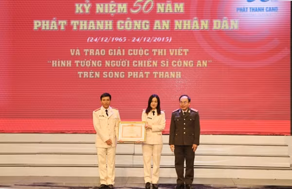 Thứ trưởng Bùi Quang Bền trao bằng khen của Thủ tướng chính phủ tặng tập thể Ban biên tập Phát thanh CAND.