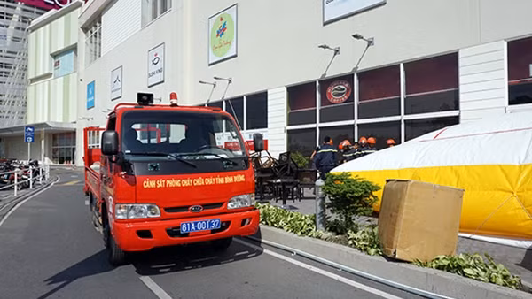 Cảnh sát phòng cháy chữa cháy tỉnh Bình Dương nhanh chóng có mặt triển khai phương án cứu anh S.