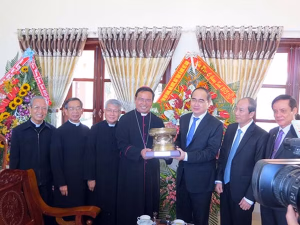 Đồng chí Nguyễn Thiện Nhân thăm và chúc mừng Giáng sinh tại Giám mục Buôn Ma Thuột.