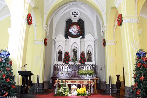 Cho đến phía trong Nhà thờ.
