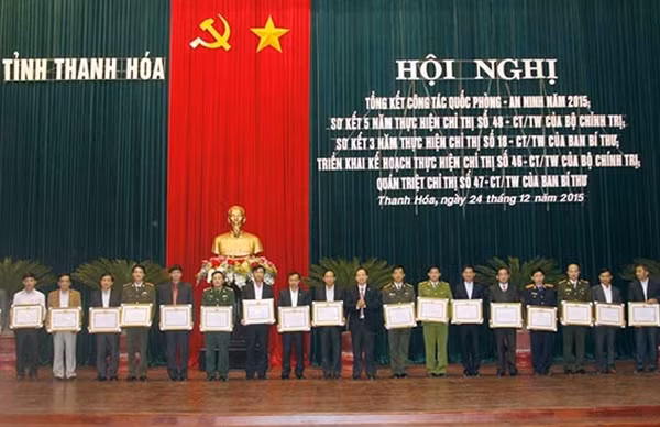 Đồng chí Trịnh Văn Chiến, Bí thư Tỉnh ủy tặng Bằng khen cho 20 tập thể có thành tích xuất sắc trong thực hiện Chỉ thị 48-CT/TW.
