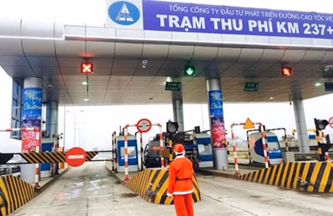 Ông già Noel xuất hiện tại Trạm thu phí.