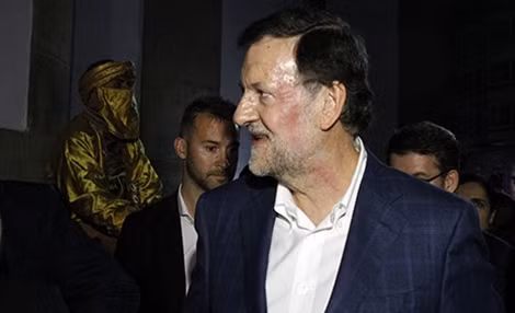 Ông Mariano Rajoy với phần thái dương bên trái bị đấm.