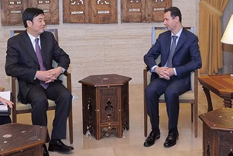 Tổng thống Syria Assad (bên phải) và Thứ trưởng Ngoại giao Trung Quốc trong một buổi hội đàm.