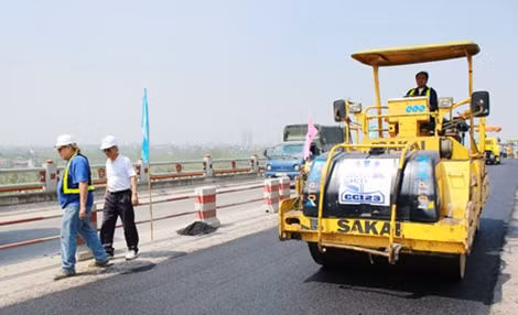 Công nghệ nhựa đường cao su hóa của OTP-FLC được thử nghiệm trên mặt cầu Thanh Trì (Hà Nội) hồi tháng 4-2015.