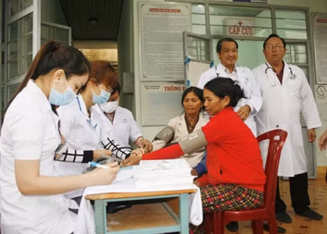 Các y, bác sĩ Bệnh viện Quốc tế chấn thương chỉnh hình Sài Gòn ITO khám bệnh, cấp thuốc miễn phí cho đồng bào Tây Nguyên.