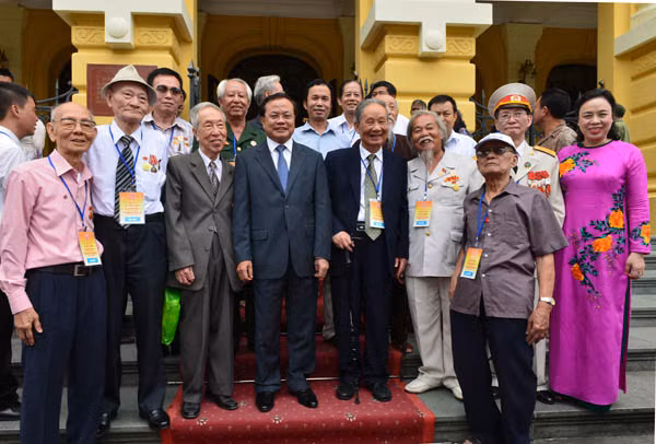 Lãnh đạo Thành phố Hà Nội với các đại biểu lão thành cách mạng. Ảnh: hanoi.gov.vn/
