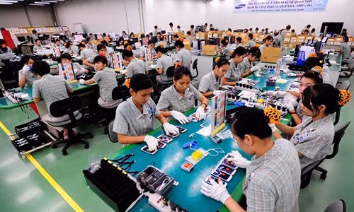 Công nhân Việt Nam trong một xưởng sản xuất của doanh nghiệp Hàn tại Việt Nam.