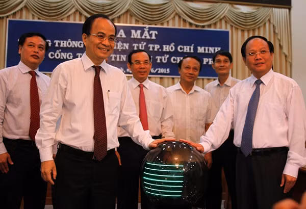 Bộ trưởng, Chủ nhiệm VPCP Nguyễn Văn Nên chứng kiến Phó Chủ nhiệm VPCP Lê Mạnh Hà và Phó Chủ tịch UBND TP Hồ Chí Minh ấn nút khai trương Trang Thông tin điện tử TP Hồ Chí Minh trên Cổng TTĐT Chính phủ. Ảnh: VGP. Bộ trưởng, Chủ nhiệm VPCP Nguyễn Văn Nên chứng kiến Phó Chủ nhiệm VPCP Lê Mạnh Hà và Phó Chủ tịch UBND TP Hồ Chí Minh ấn nút khai trương Trang Thông tin điện tử TP Hồ Chí Minh trên Cổng TTĐT Chính phủ. Ảnh: VGP.