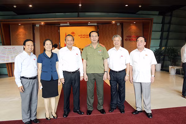 Bộ trưởng Bộ Công an Trần Đại Quang, Chánh án TAND Tối cao Trương Hòa Bình và các đại biểu bên hành lang Quốc hội. Ảnh: Quỳnh Vinh. Bộ trưởng Bộ Công an Trần Đại Quang, Chánh án TAND Tối cao Trương Hòa Bình và các đại biểu bên hành lang Quốc hội. Ảnh: Quỳnh Vinh.