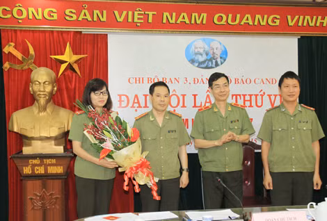 Thiếu tướng Phạm Văn Miên, Bí thư Đảng ủy, Tổng Biên tập Báo CAND tặng hoa chúc mừng BCH Chi bộ Ban TS-CT-NV nhiệm kỳ 2015-2017.