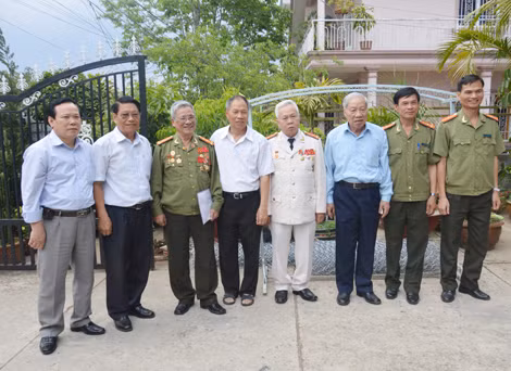 Các chiến sỹ Công an chi viện chiến trường ôn lại những kỷ niệm chiến đấu hào hùng.