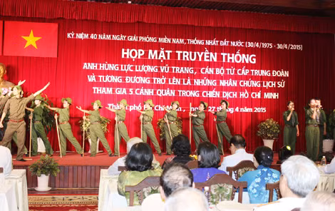 Một tiết mục văn nghệ trong buổi họp mặt.