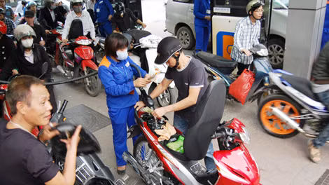 Giá xăng tăng gần 2.000 đồng/lít từ 21h hôm nay.